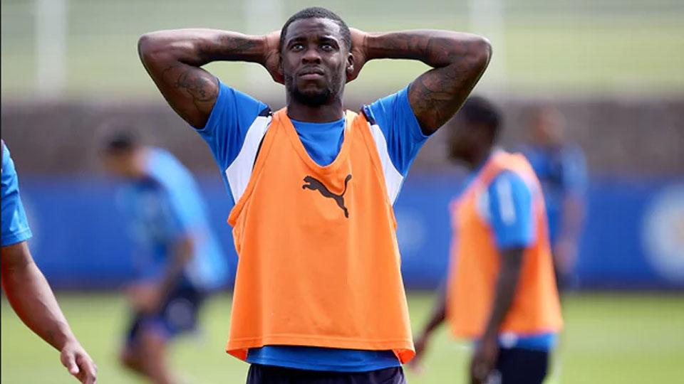 Jeffrey Schlupp mengalami kecelakaan di sebuah jalan raya. - INDOSPORT